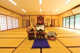 明るくゆったりくつろげる客殿