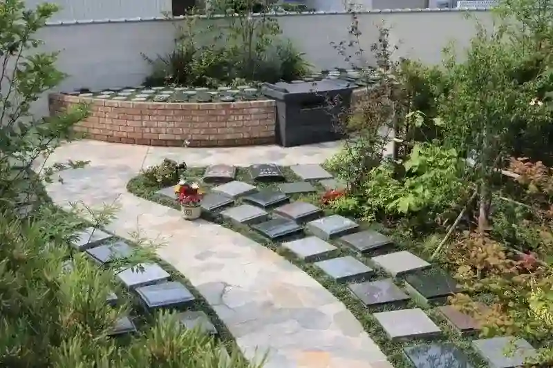 緑溢れる墓地