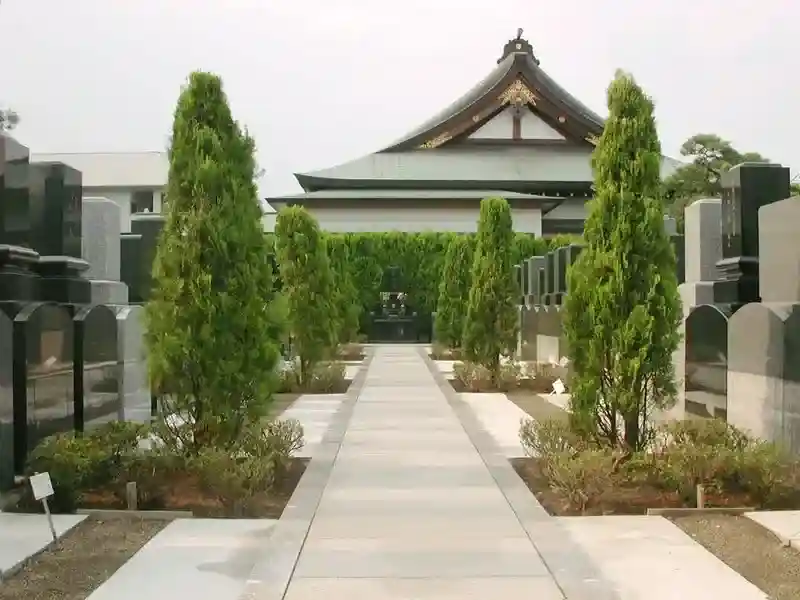 平坦な参道でお参りがしやすい