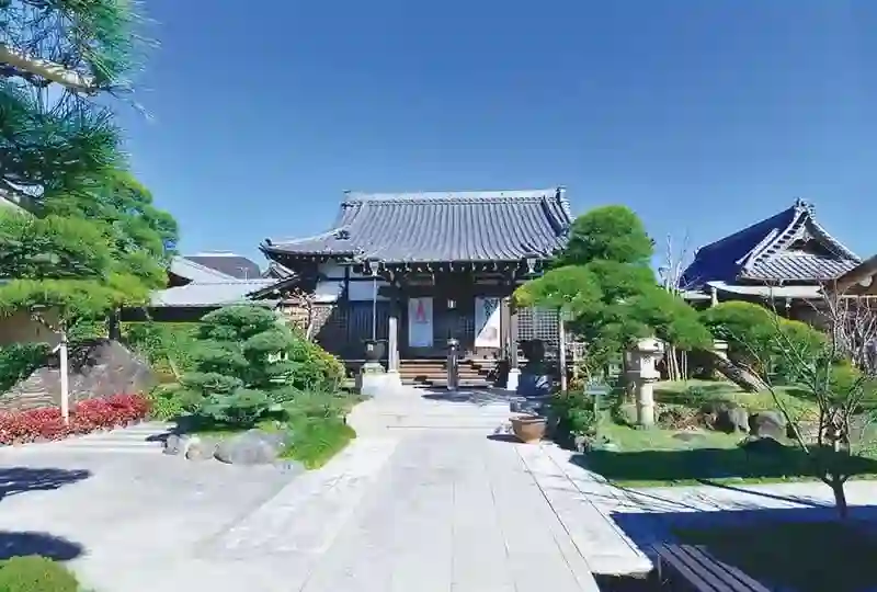 綺麗に舗装されている本堂