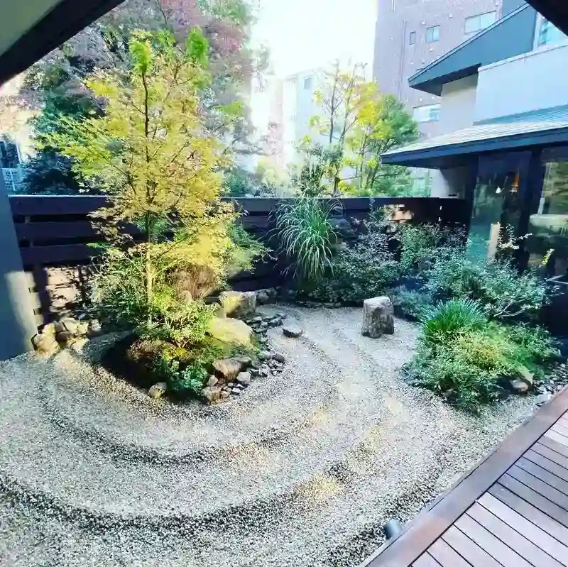 手入れされた本堂の中庭①