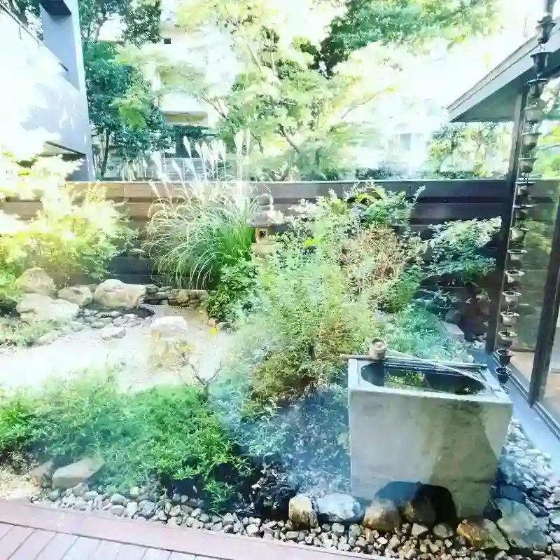 手入れされた本堂の中庭②
