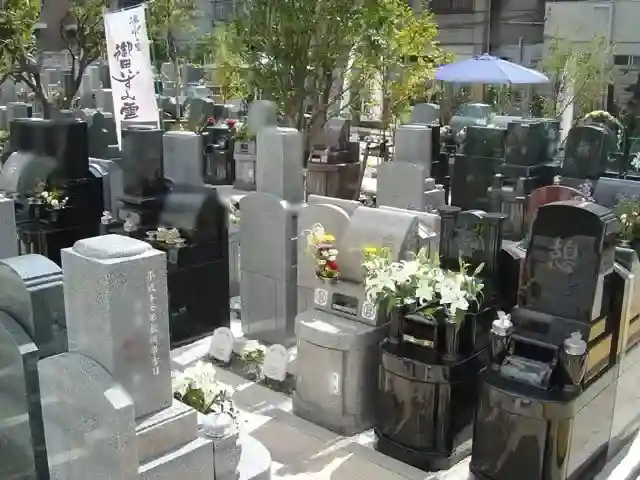 日当たりがよく平坦でお参りのしやすい墓地です。