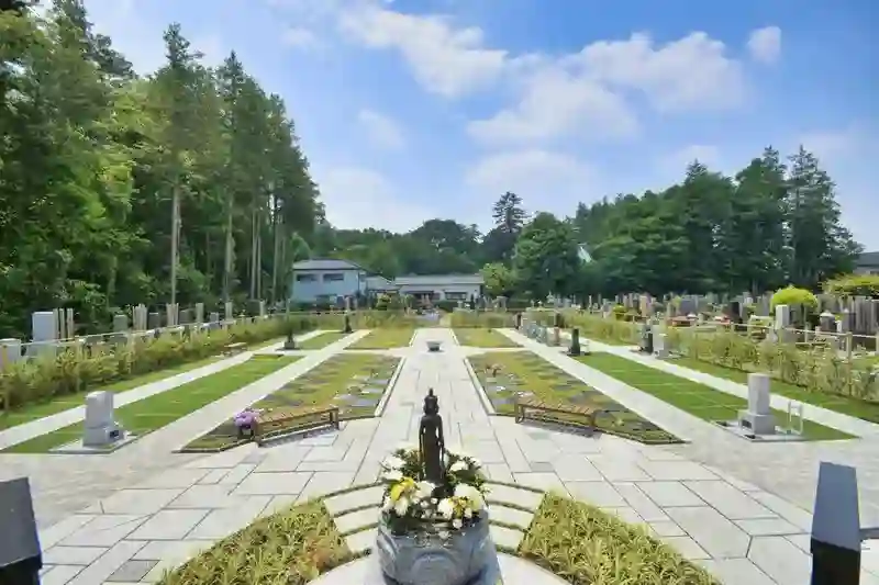 観音様からの墓所全景