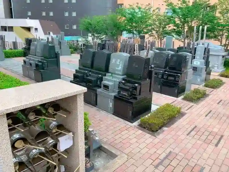 清潔で平坦な墓地