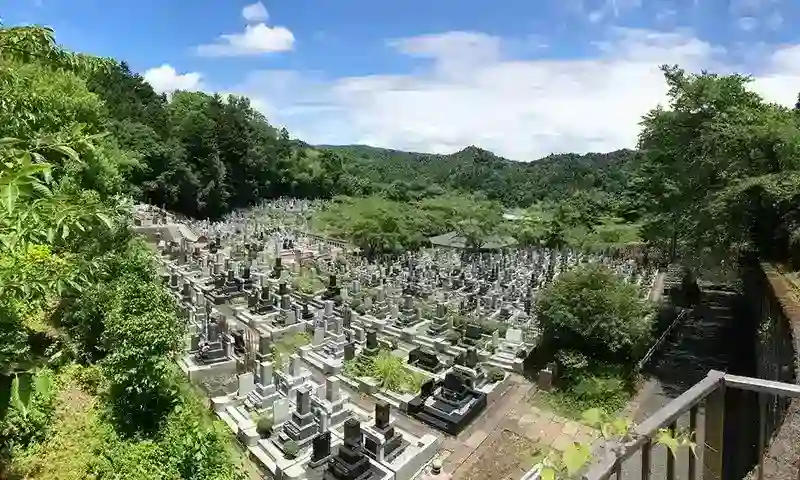 東京都とは思えない、緑豊かな霊園