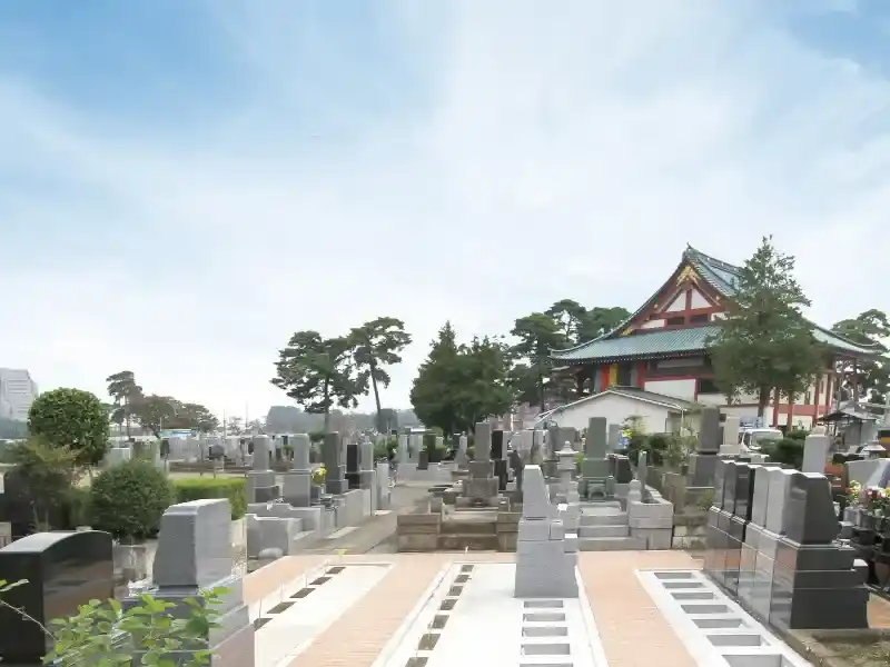 日当たりが良く開放的な墓地