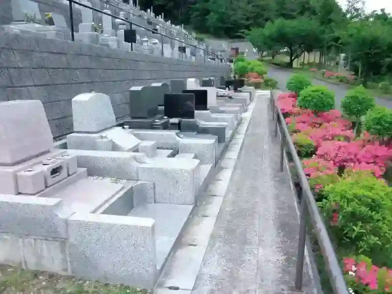 お墓近くには綺麗な緑と花