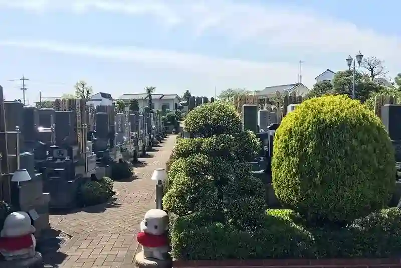 緑豊かな寺院内