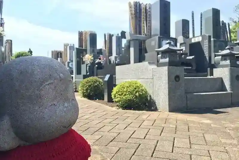 参道にはお坊さんが見守っています