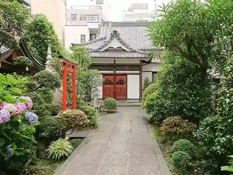 緑溢れる本堂