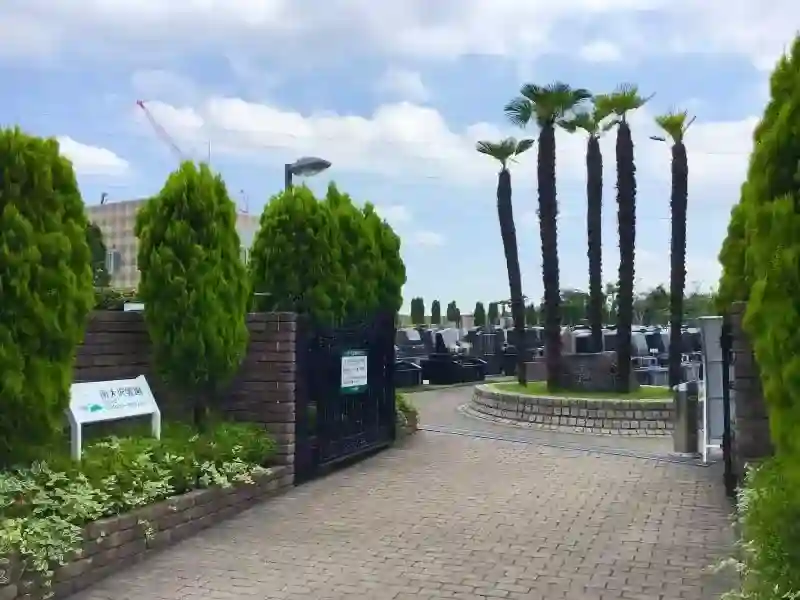 霊園とは思えない緑豊かな入口