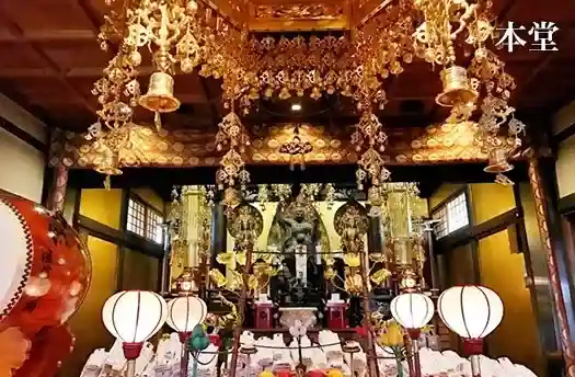 煌びやかな内陣