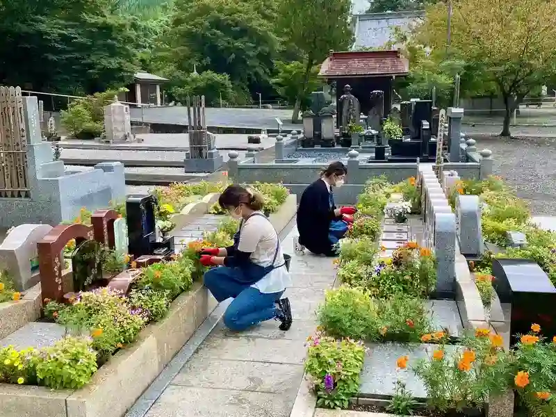 常駐の管理人が季節ごとに変わる花々を、“責任”を持って育てています。
