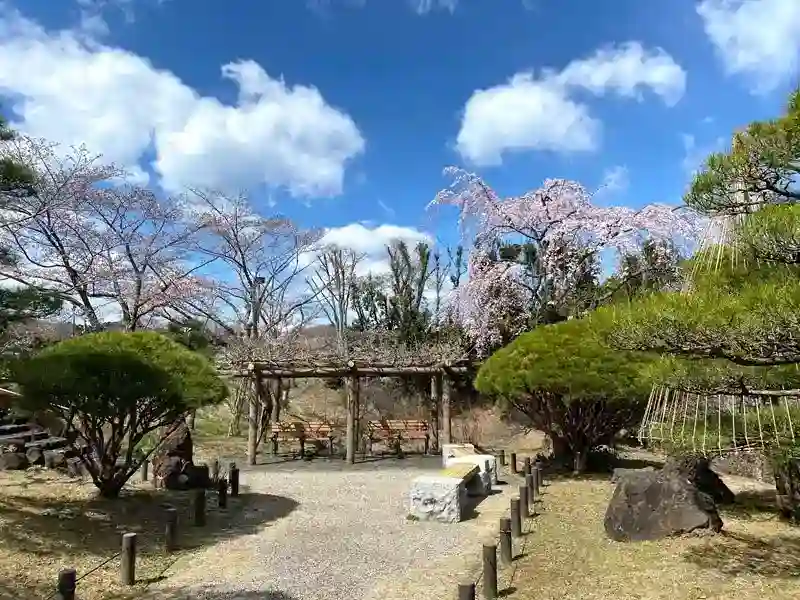 園内の休憩所でゆったりと休憩ができます。