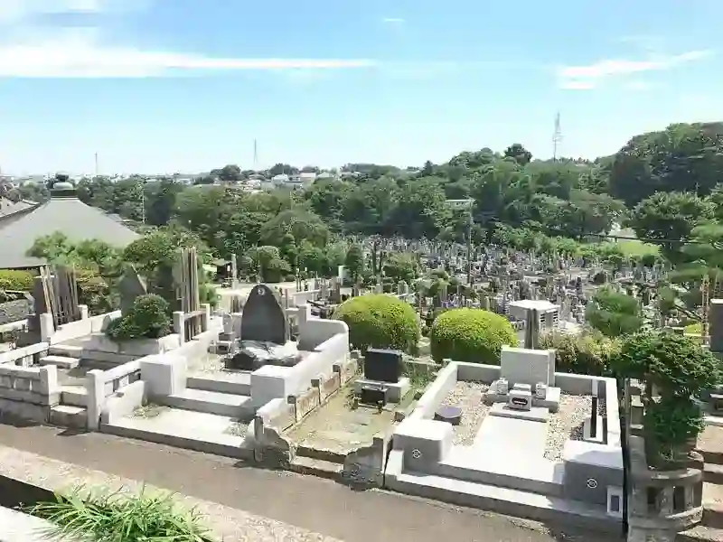 自然豊かな墓苑風景