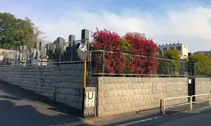 霊園入口