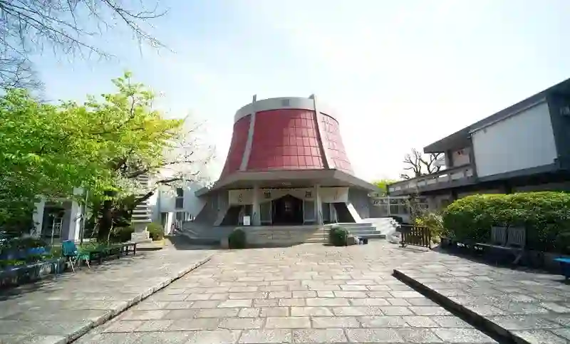 赤い六角形の形状が印象的な本堂