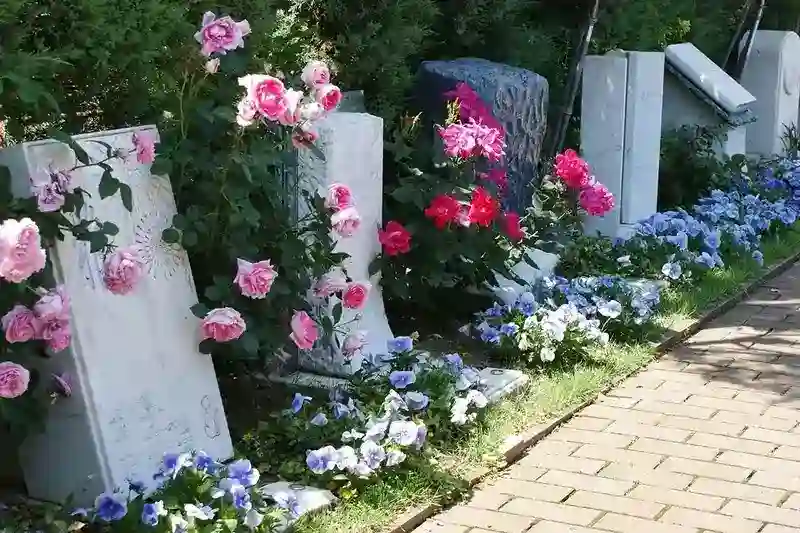 緑とバラに囲まれたお墓