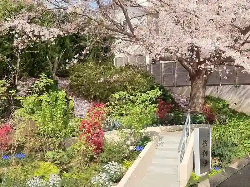 きれいな植栽が庭苑を明るく彩ります。