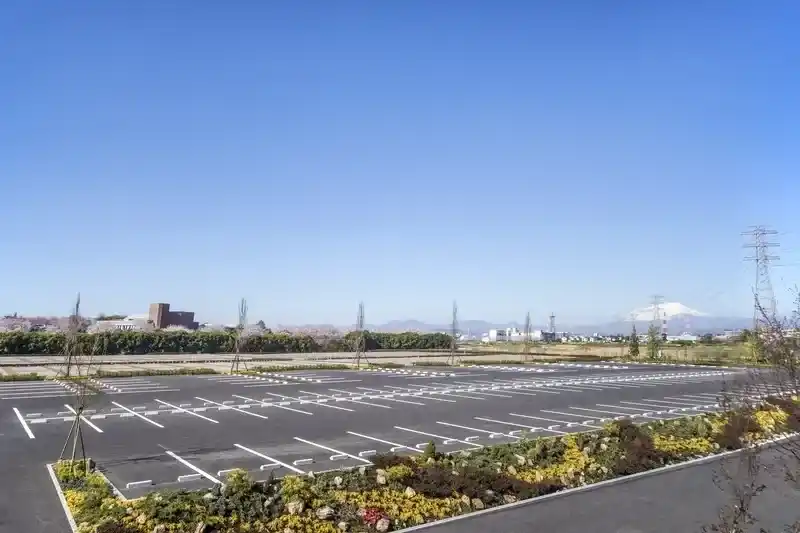 約200台収容可能な駐車場
