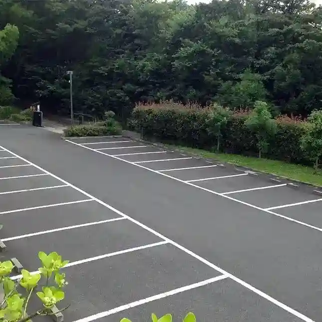 奥にはスロープがあり駐車場からのアクセスも楽々