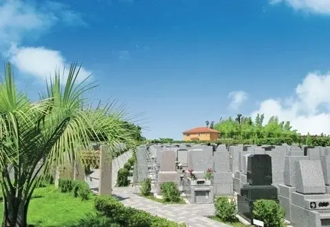 緑が綺麗に映える園内