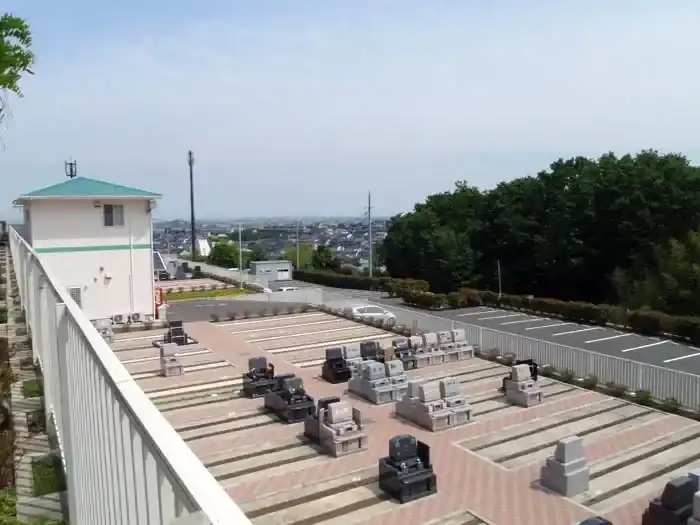 フラットでゆとりのある参道は雨の日も滑りにくいインターロッキングを採用。