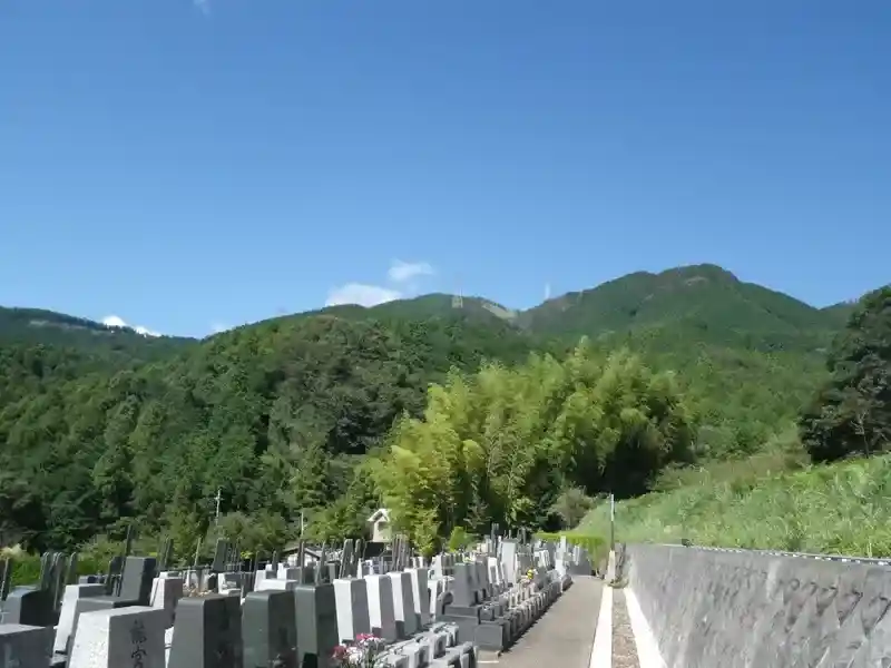 緑に囲まれた霊園