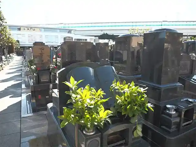 お参りしやすい平坦なバリアフリー構造