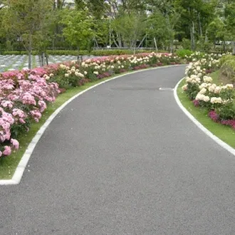 花に囲まれた通路