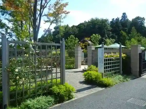 「花ことば」の入口を彩る フラワーアーチの小庭