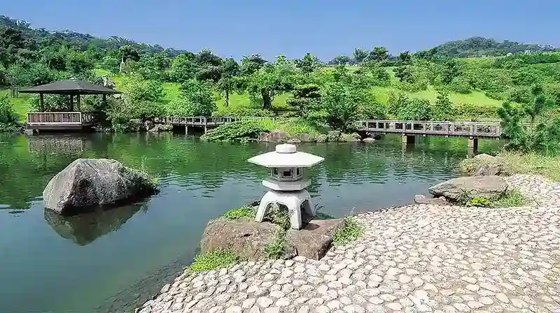 風情感じる池