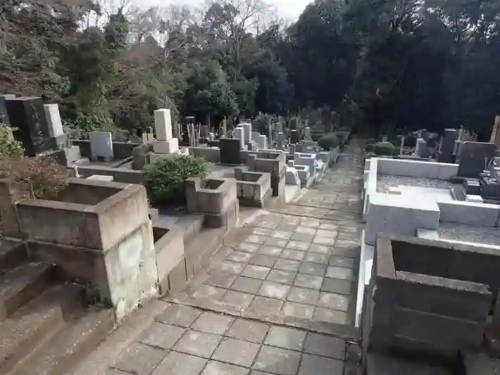 高台に位置する墓地