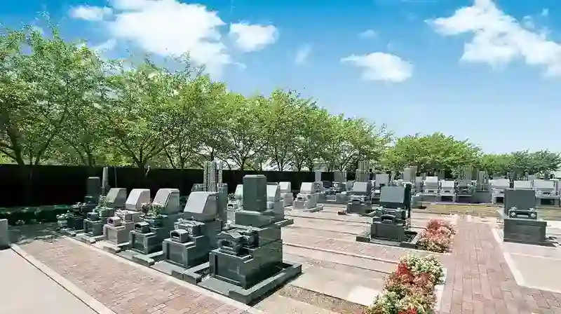 通路は平坦で広く、お参りがしやすいです。