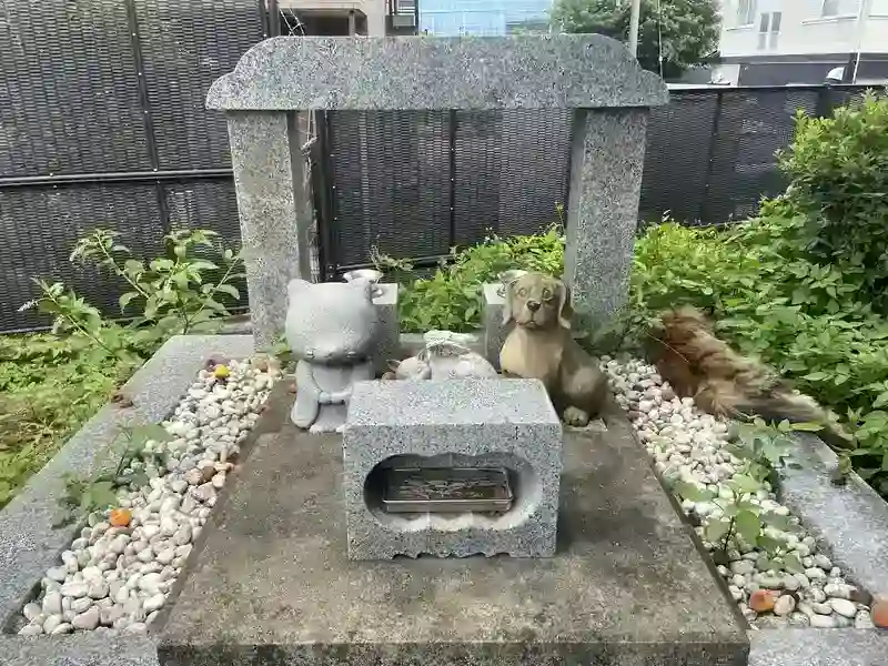ペット供養墓。境内では大藏寺の猫ちゃんと会うことも。
