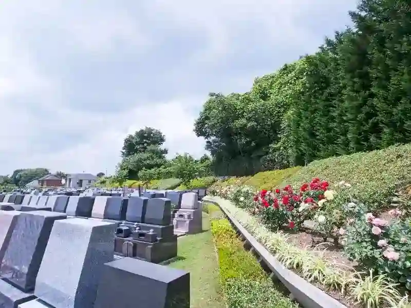 草花あふれる園内