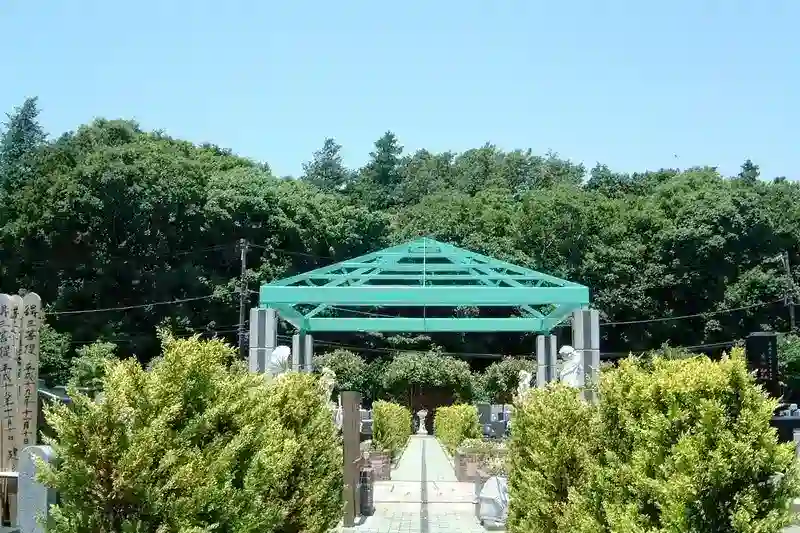 緑が生い茂る園内