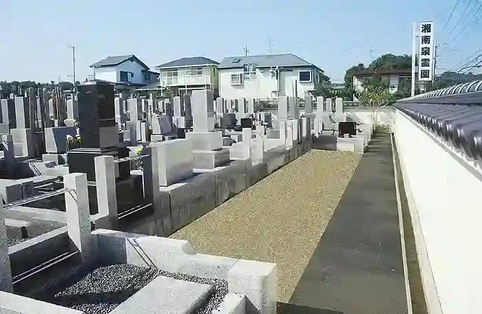 明るく開放感のある墓地