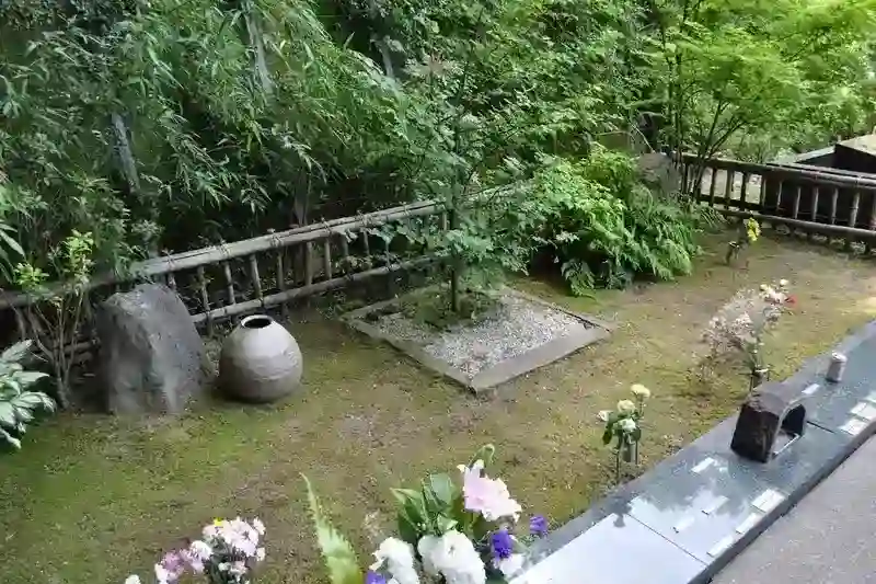 お釈迦さまが悟りをひらいたとされる菩提樹と、美しい苔が織りなす和風の樹木葬