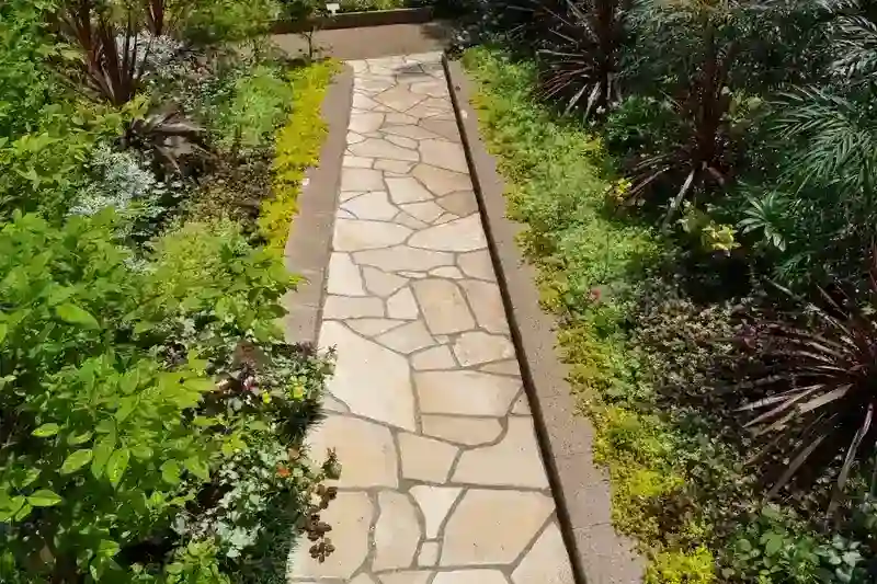 花々と緑に包まれて眠る樹木葬