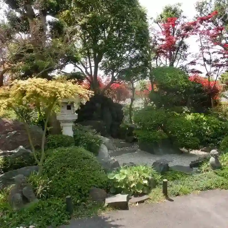 緑溢れる境内