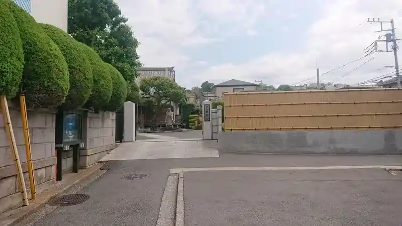 広々と平坦な境内