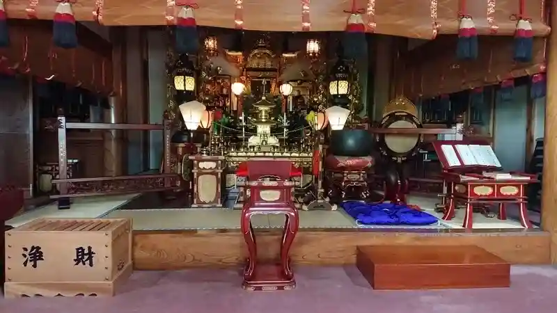 煌びやかな内陣