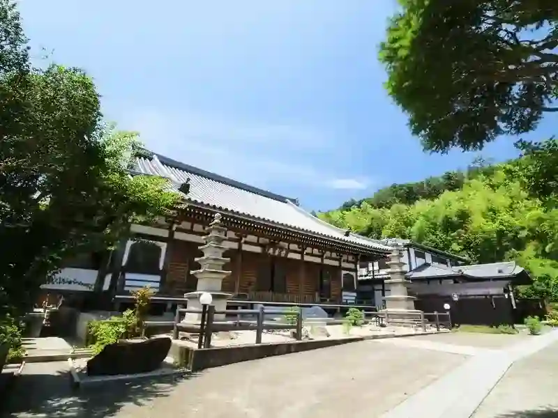 平坦で静かな境内