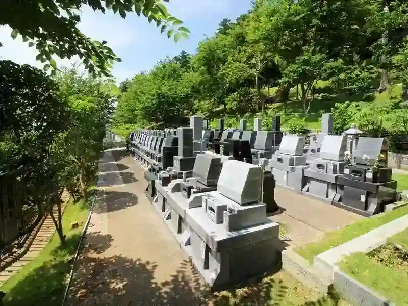 緑に囲まれた墓域