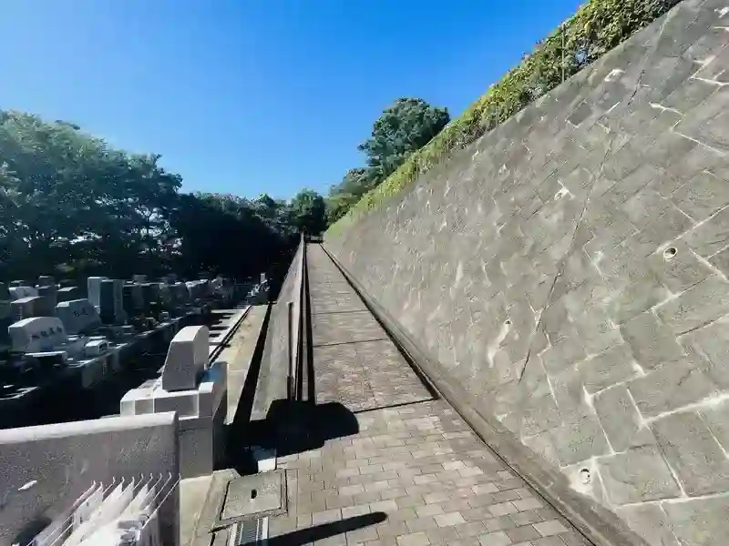 車椅子の方もお参りしやすい通路