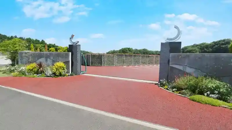 霊園入口