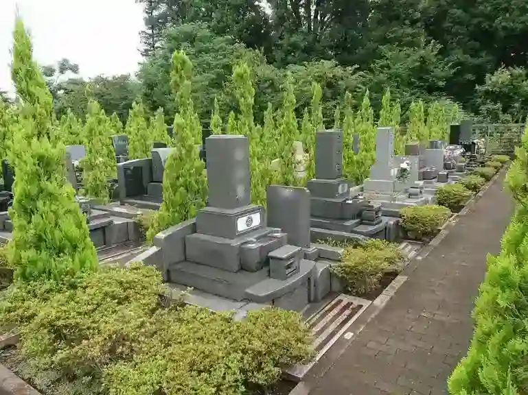 緑豊かな墓域