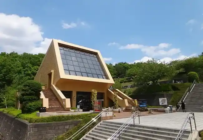 モダンで特徴的な外観の管理棟